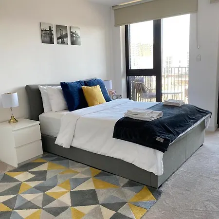 Spacious Modern Ensuite Bedroom London City Airport